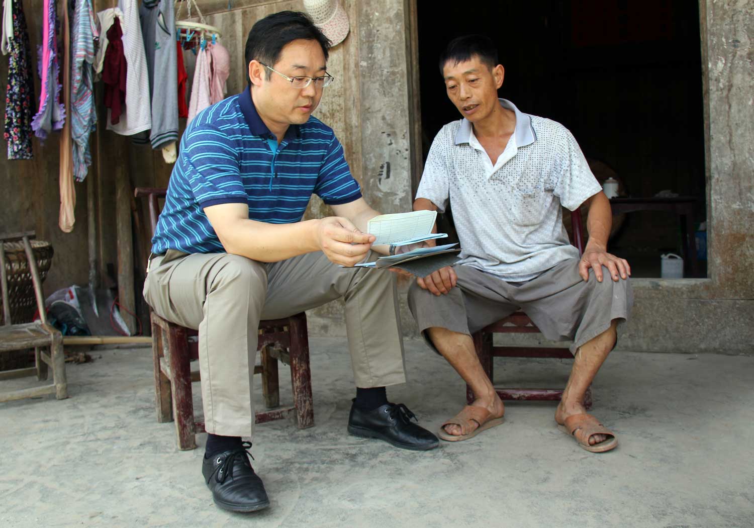 与贫困户交流.jpg 与贫困户交流.jpg
